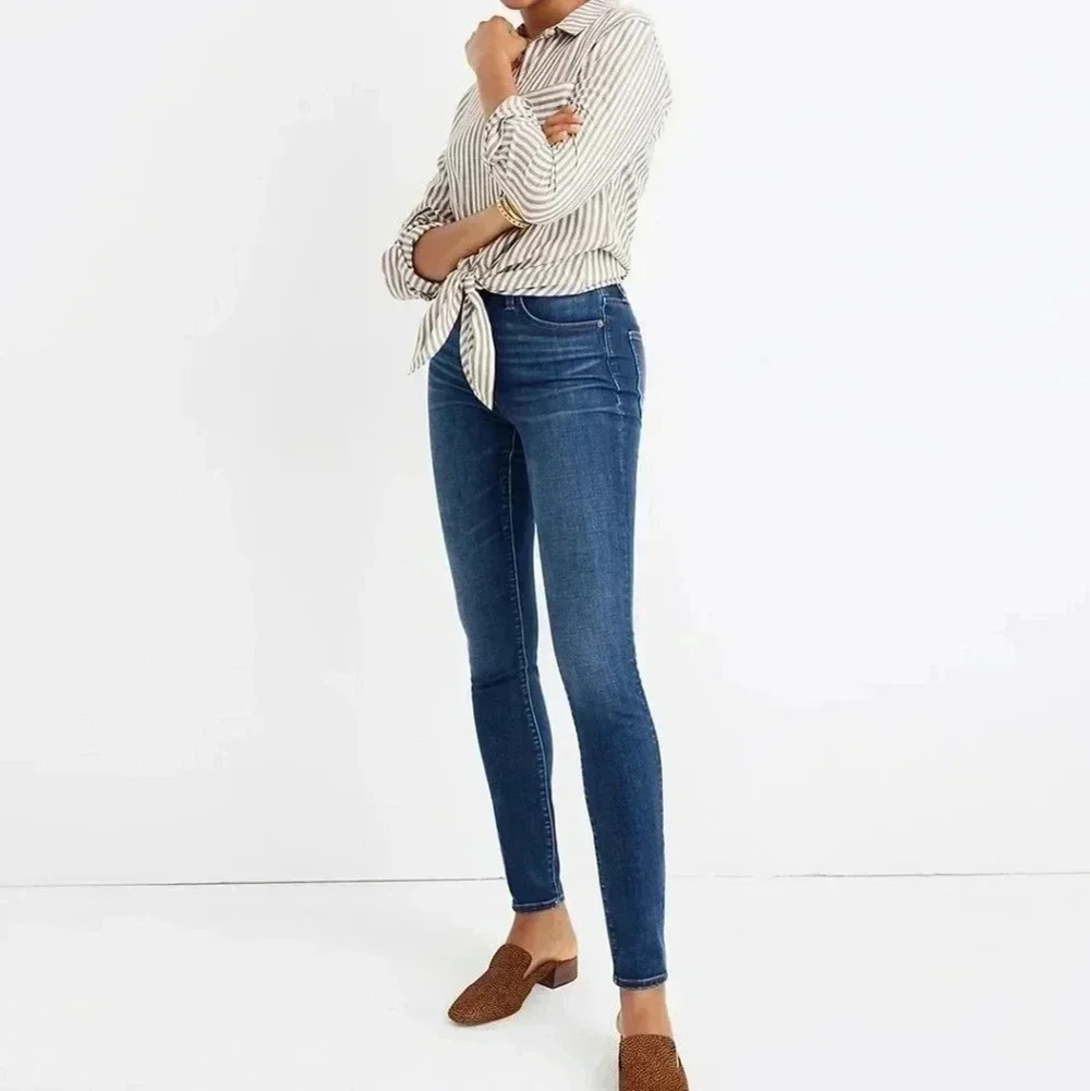 Curvy High-Rise Skinny Jeans in Hayes Wash